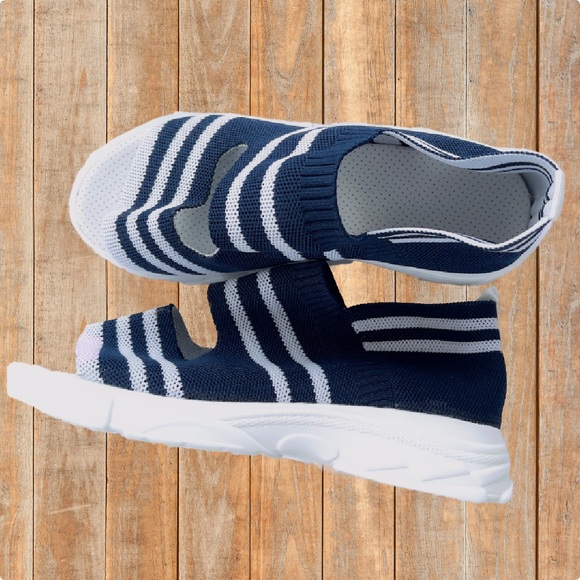 Shoes - ⚓️ NWT Walking Sandals in navy stripes SZ 8.5 ⚓️